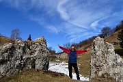 33 Tra roccioni che spuntano dai prati